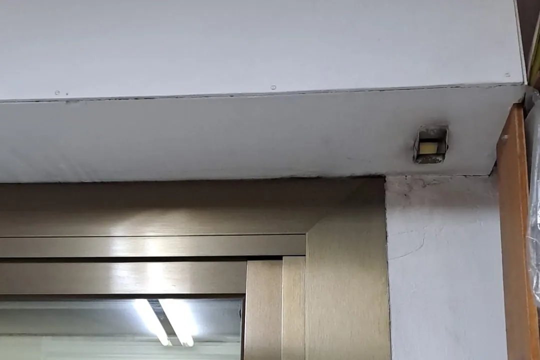 Caja del pulsador de maniobra montada junto al cajon de la persiana